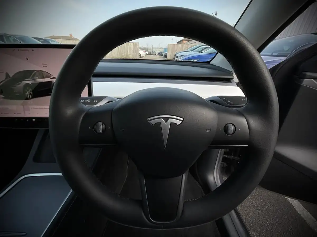 2022-tesla-model-y-e-long-range-big-23