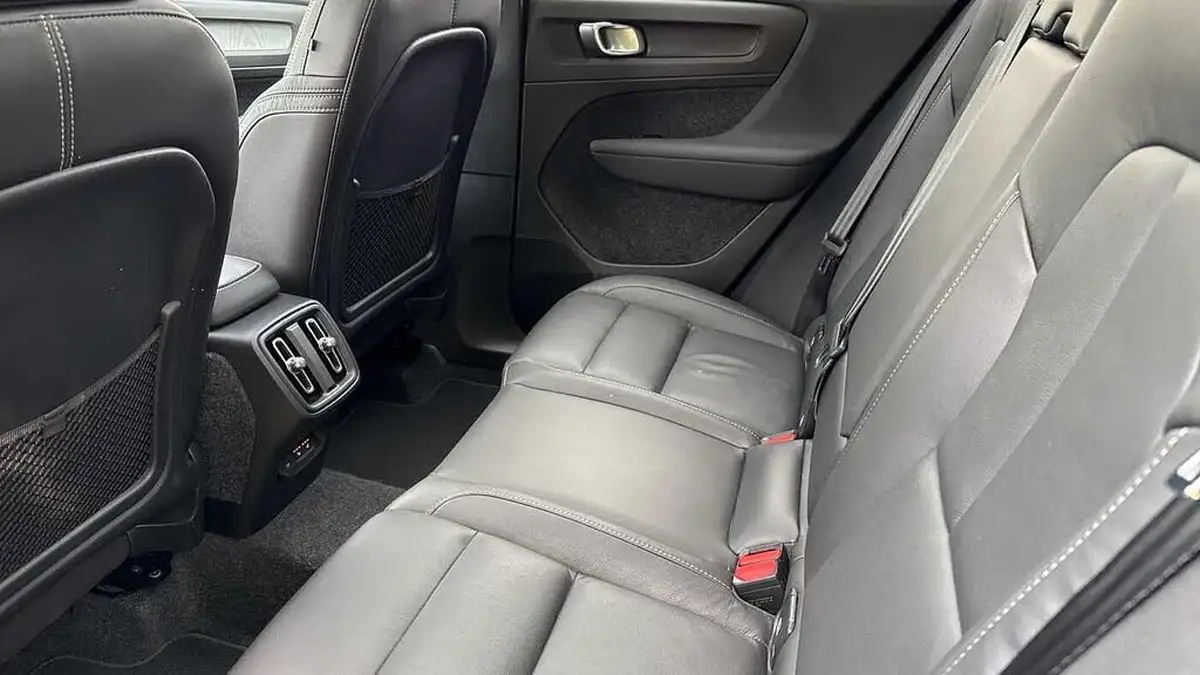 2024-volvo-xc40-20-b4-ultra-bright-big-10