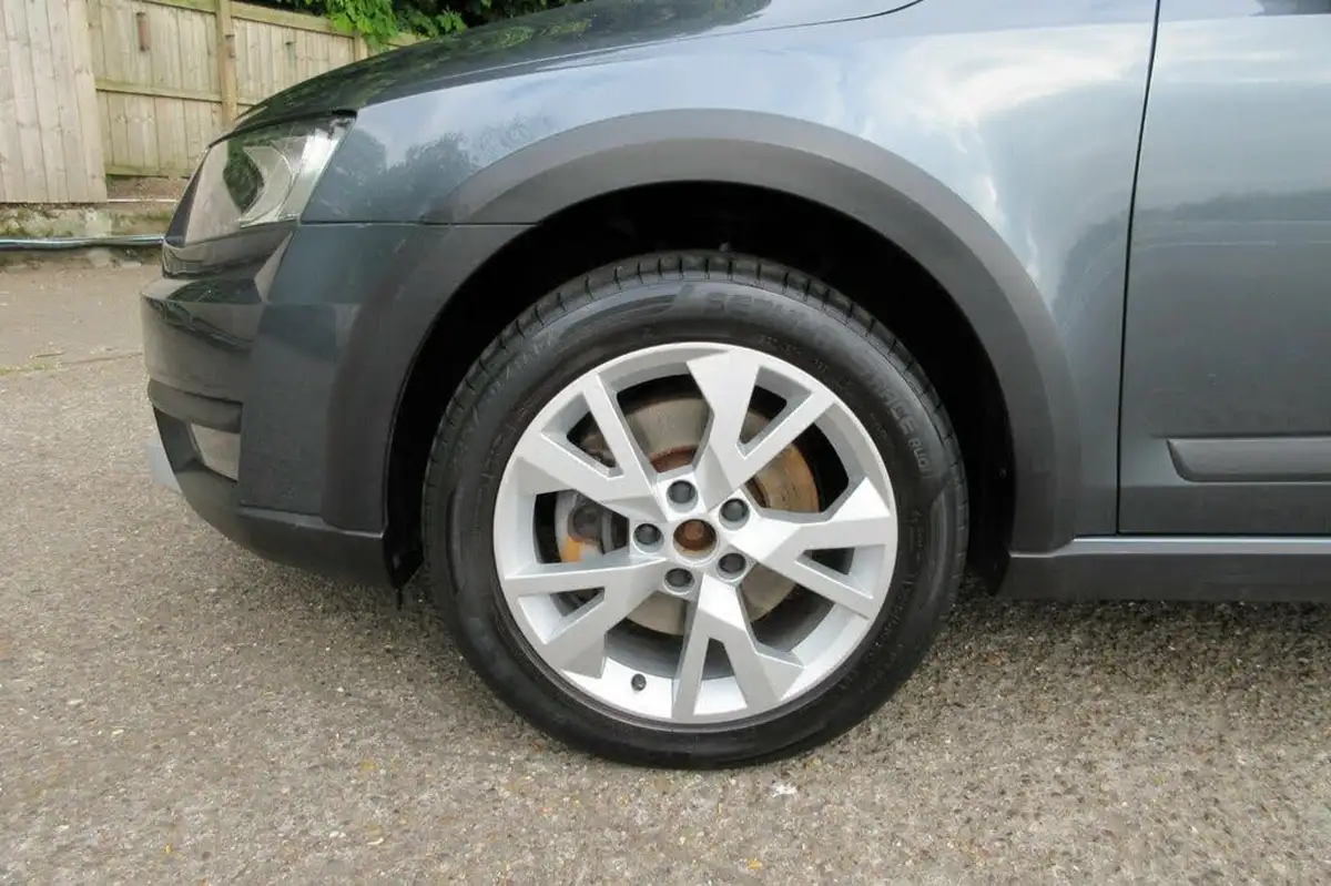 2014-skoda-octavia-20tdi-scout-184ps-dsg-big-8