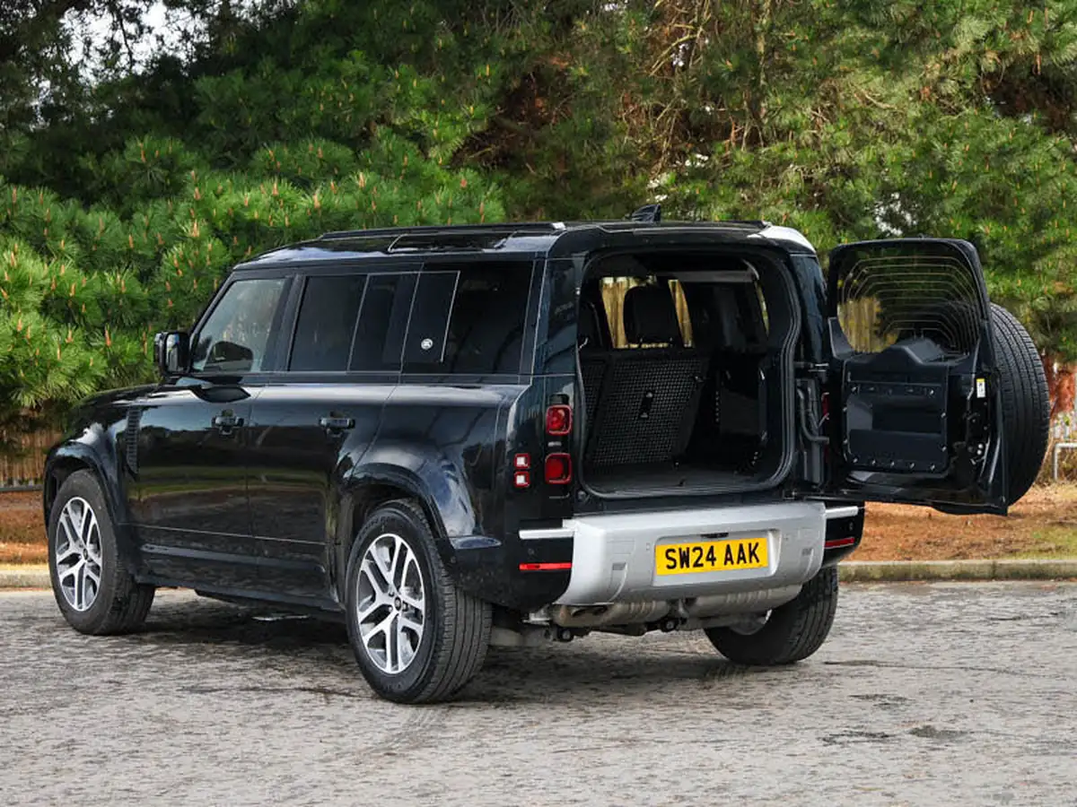 2024-land-rover-110-defender-30-d250-xs-edition-big-12