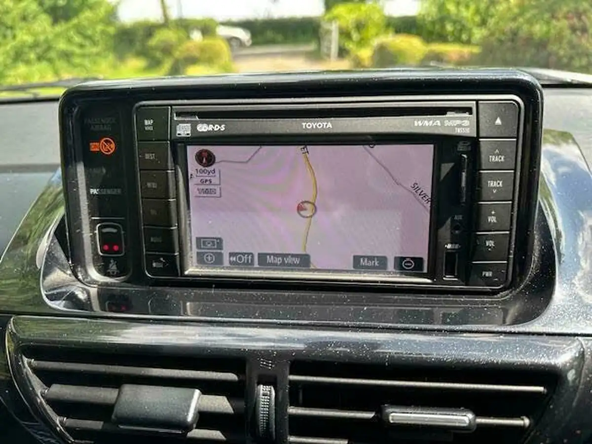 2013-toyota-iq-133-3-multidrive-big-15