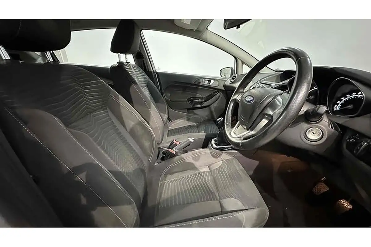 2014-ford-fiesta-125-zetec-5d-big-21