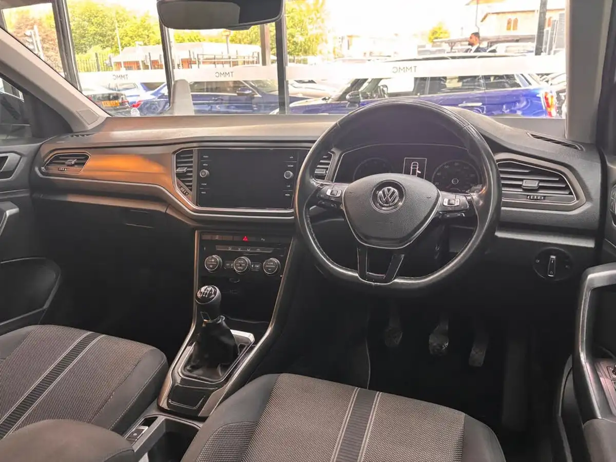 2018-volkswagen-t-roc-10-tsi-design-ss-big-23