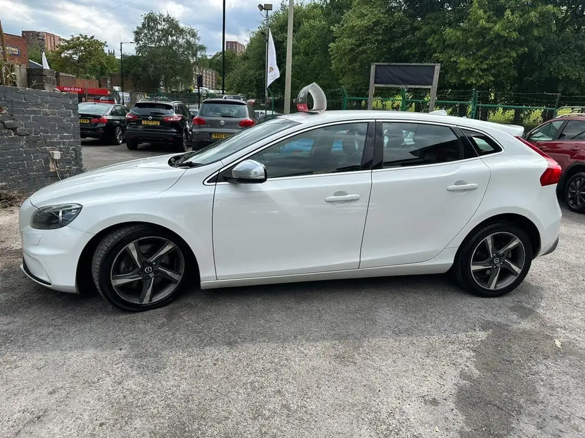 2013-volvo-v40-20td-d4-r-design-big-16