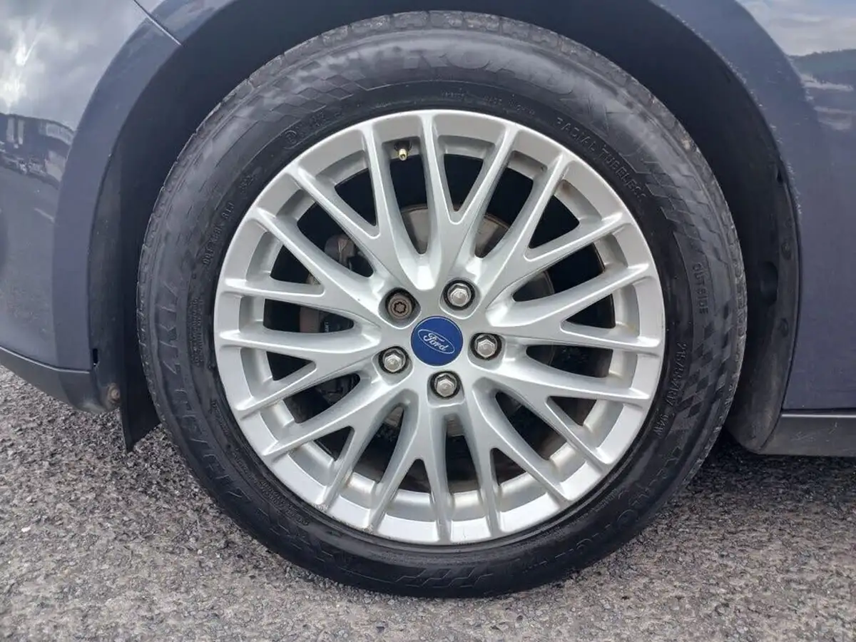 2013-ford-focus-10-zetec-100ps-hatchback-big-9