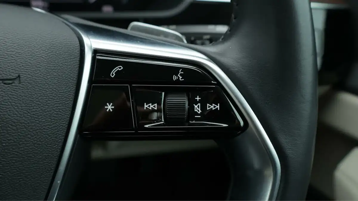 2019-audi-e-tron-55e-big-27