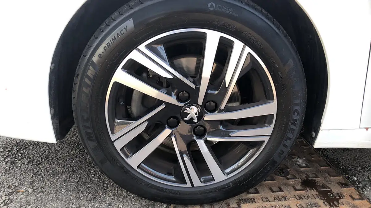 2023-peugeot-208-12-puretech-allure-premium-100ps-big-14