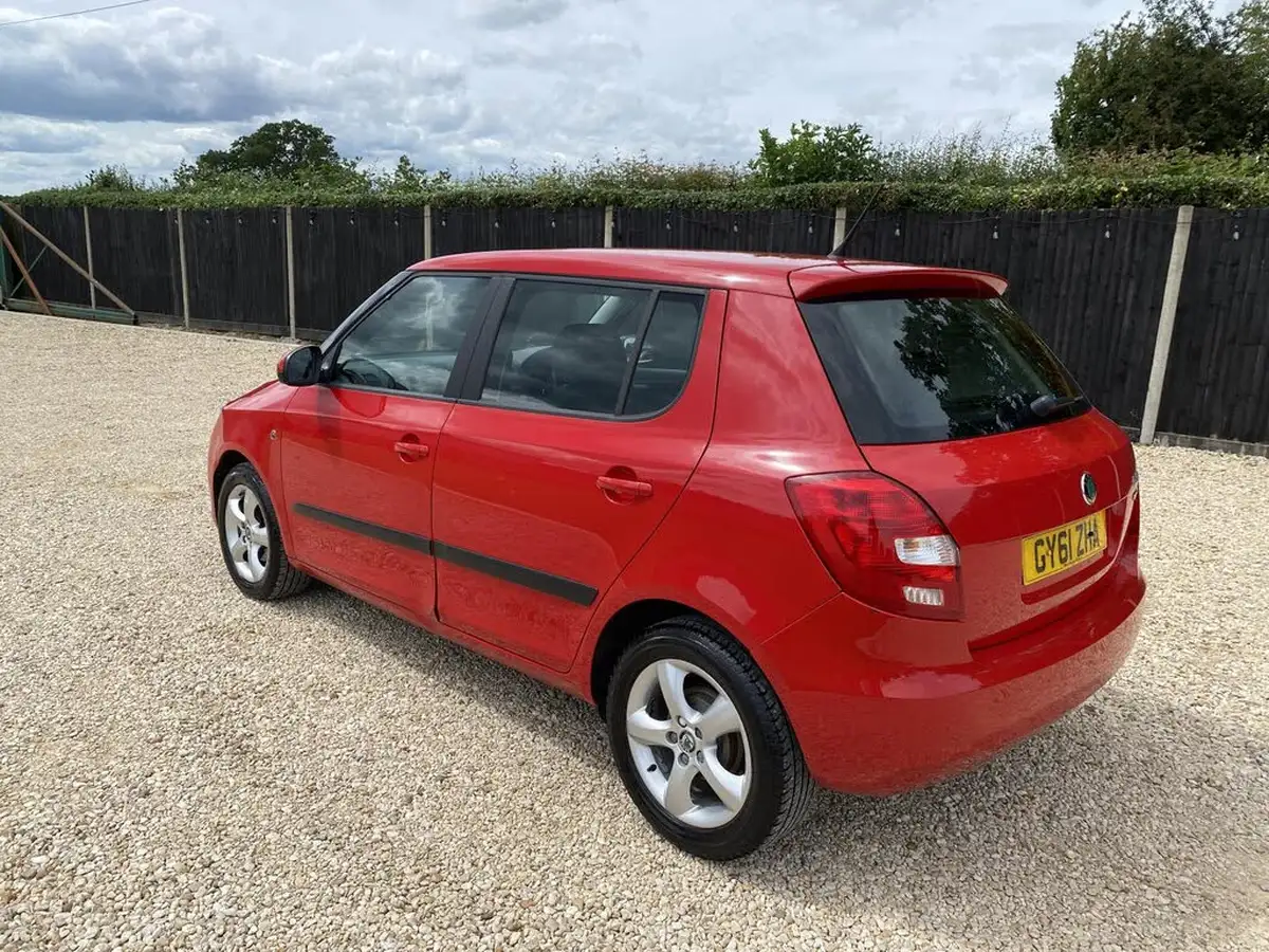 2012-skoda-fabia-14-se-mpi-85bhp-hatchback-big-8