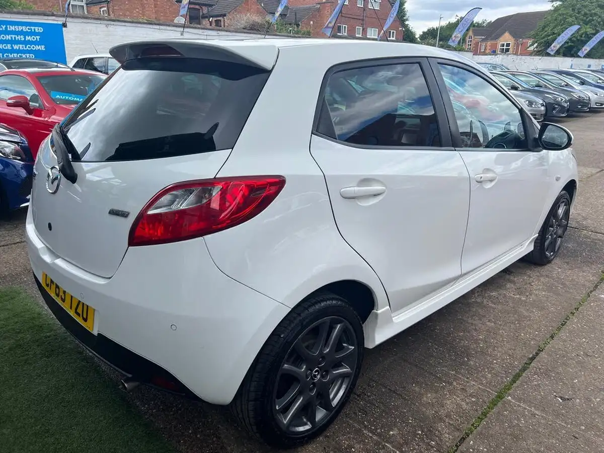 2013-mazda-mazda2-13-venture-big-43