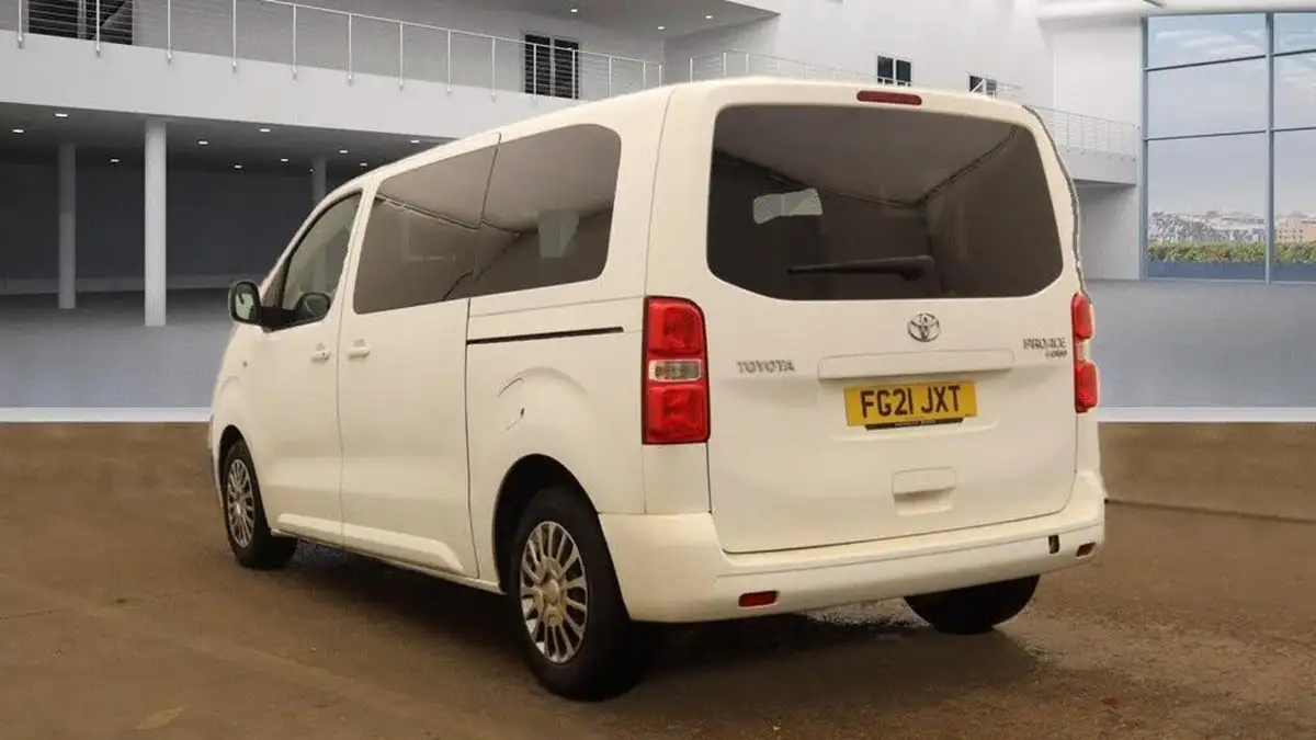 2021-toyota-proace-verso-15d-shuttle-l1-big-3