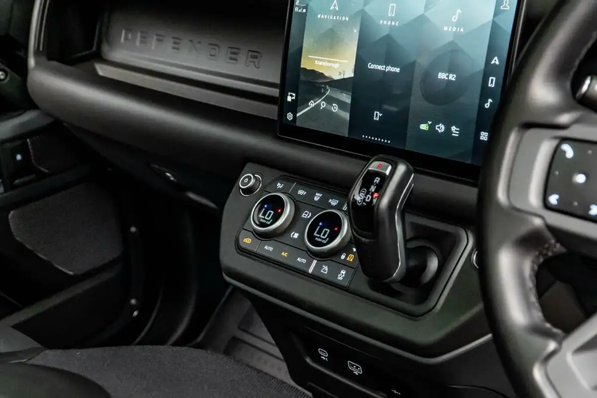 2022-land-rover-110-defender-30-p400-x-big-28