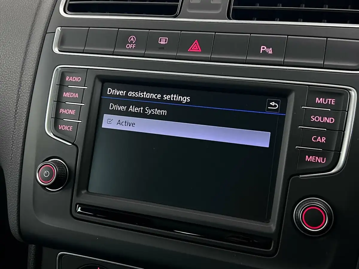2016-volkswagen-polo-big-28