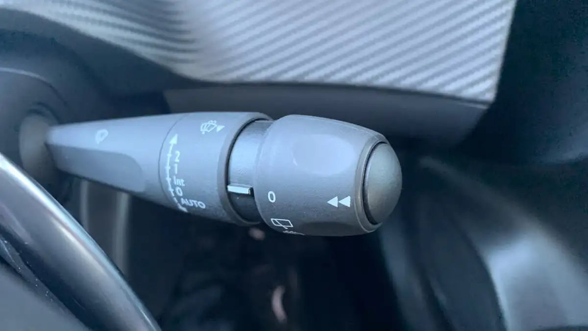 2023-peugeot-208-12-puretech-allure-premium-100ps-eat8-big-27