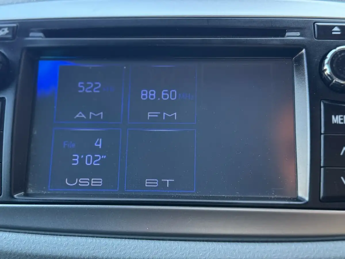 2013-toyota-yaris-15-vvt-i-t4-big-33