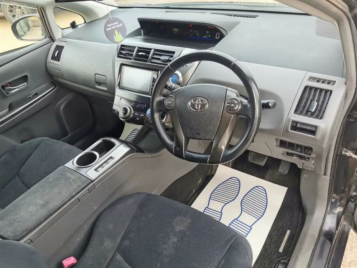 2013-toyota-prius-big-30