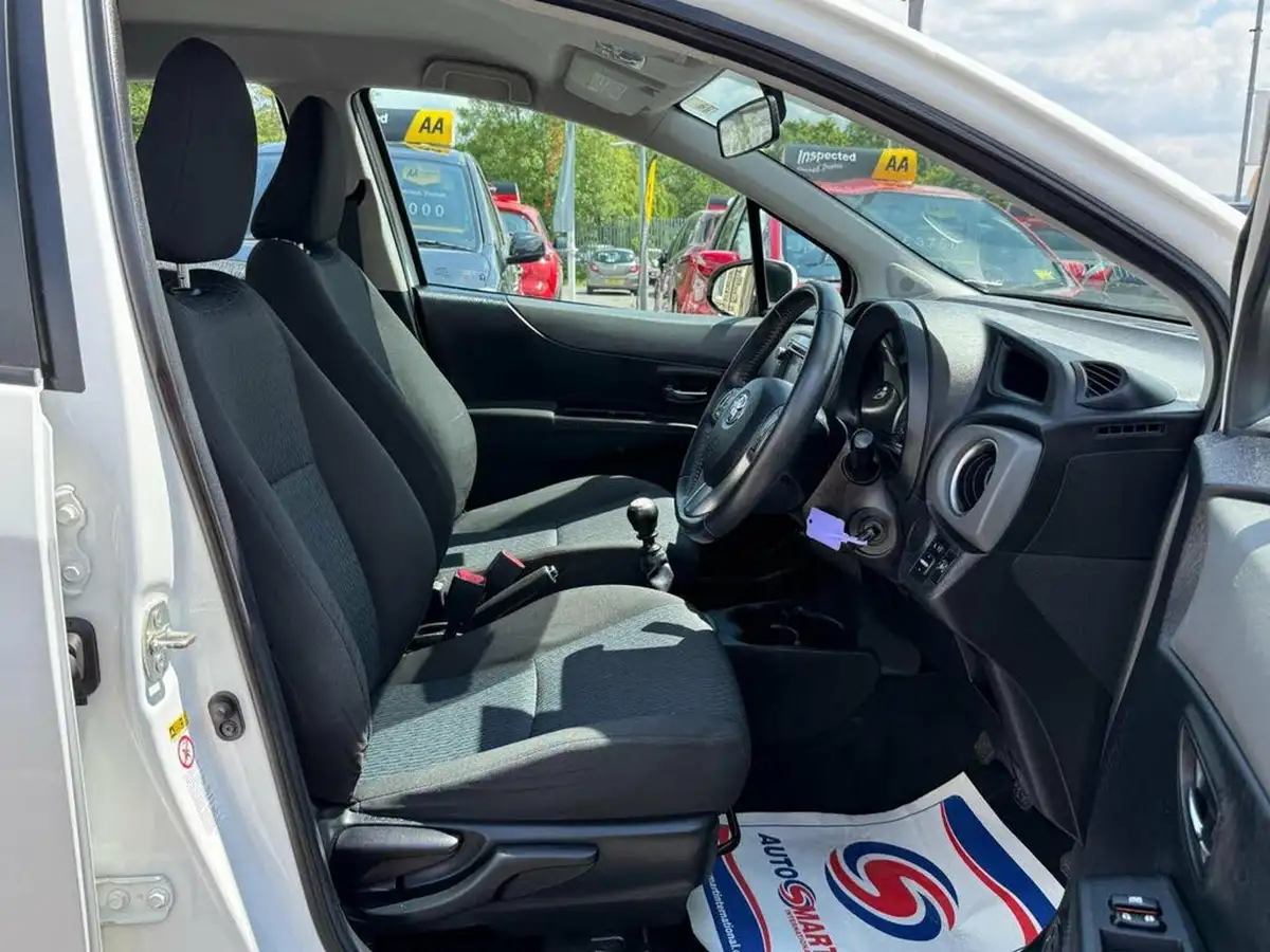 2012-toyota-yaris-133-tr-vvt-i-5d-big-18