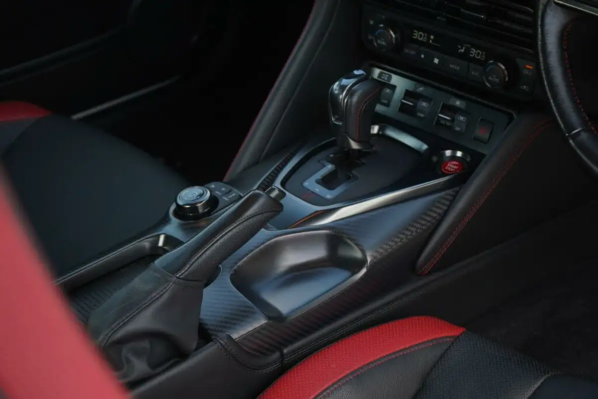 2017-nissan-gt-r-38-recaro-big-15