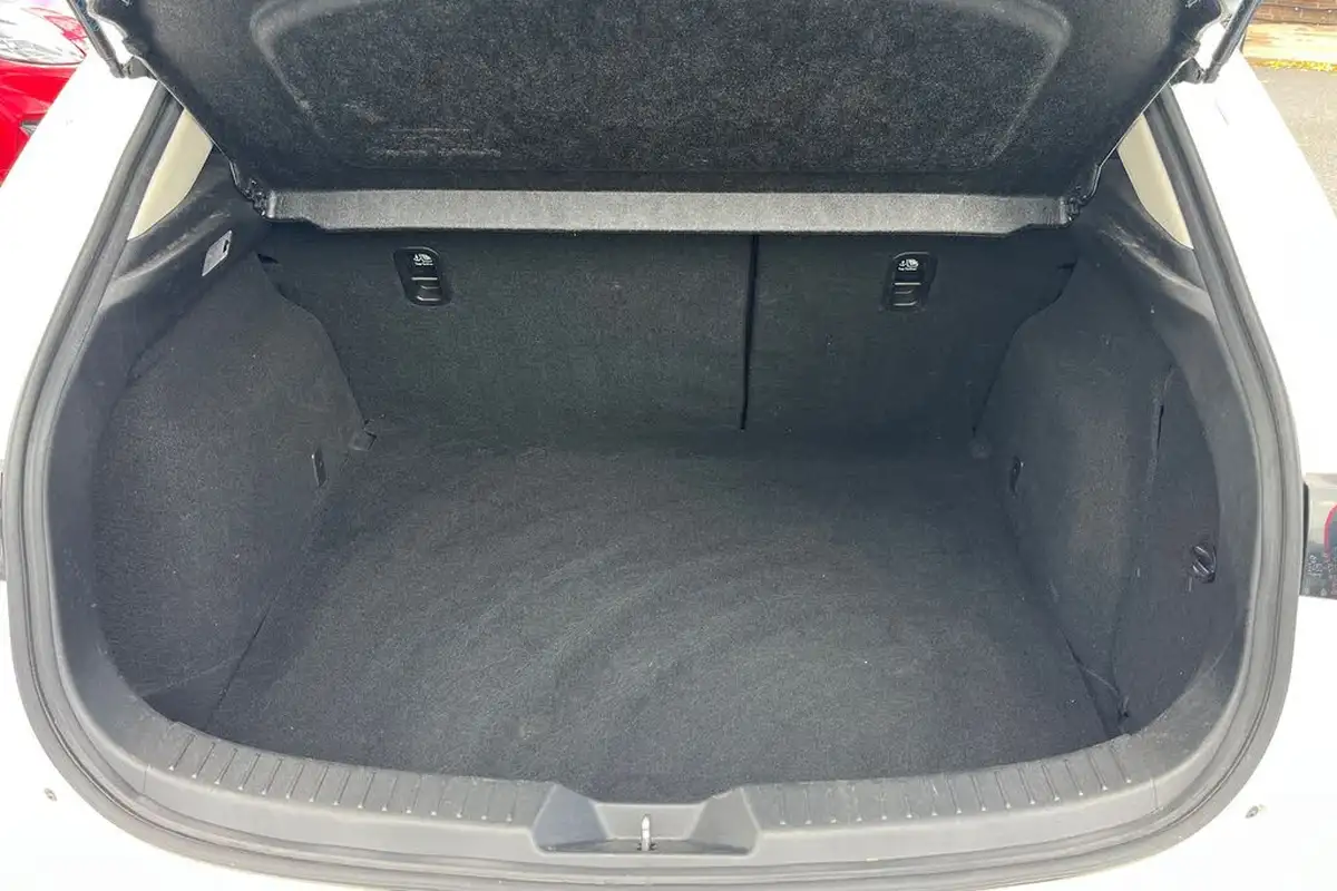 2017-mazda-mazda3-20-sport-nav-120ps-hatchback-5d-big-13