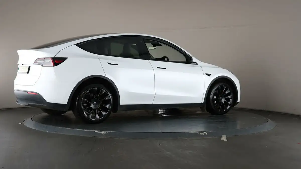 2022-tesla-model-y-e-long-range-big-64