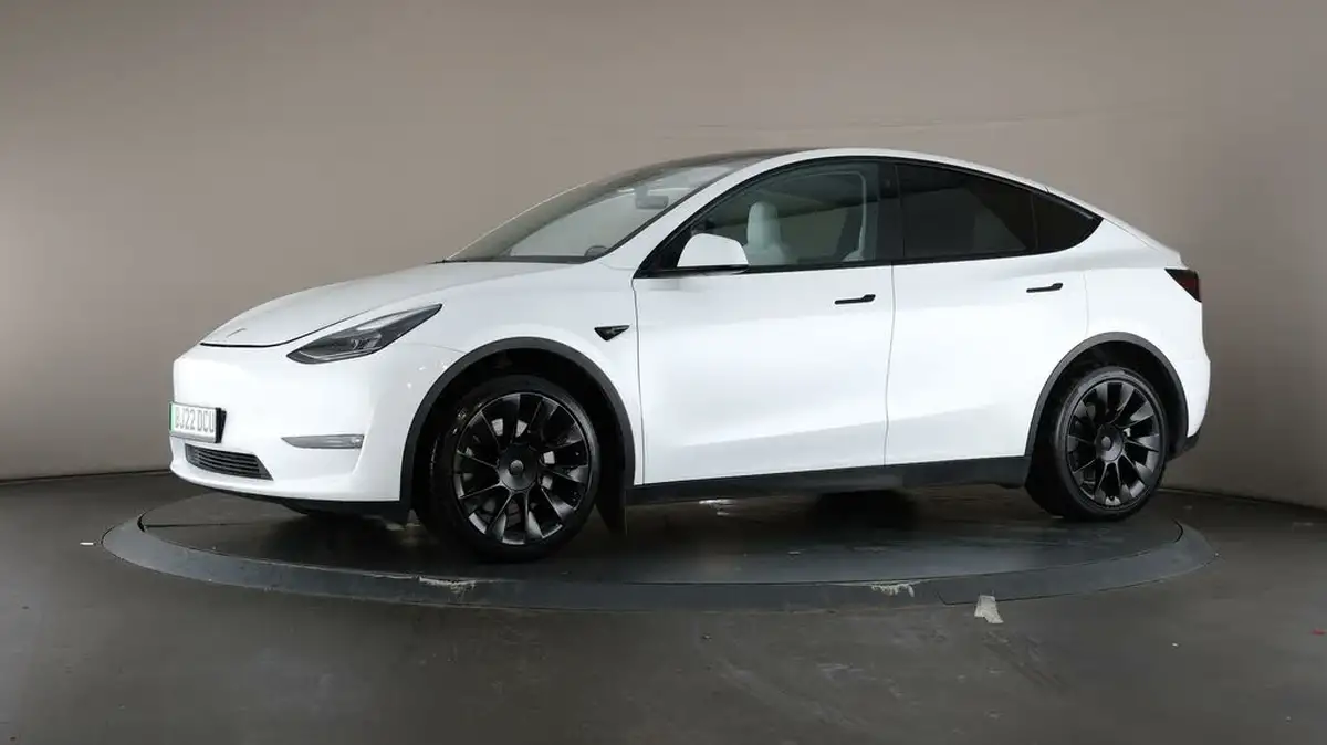 2022-tesla-model-y-e-long-range-big-40