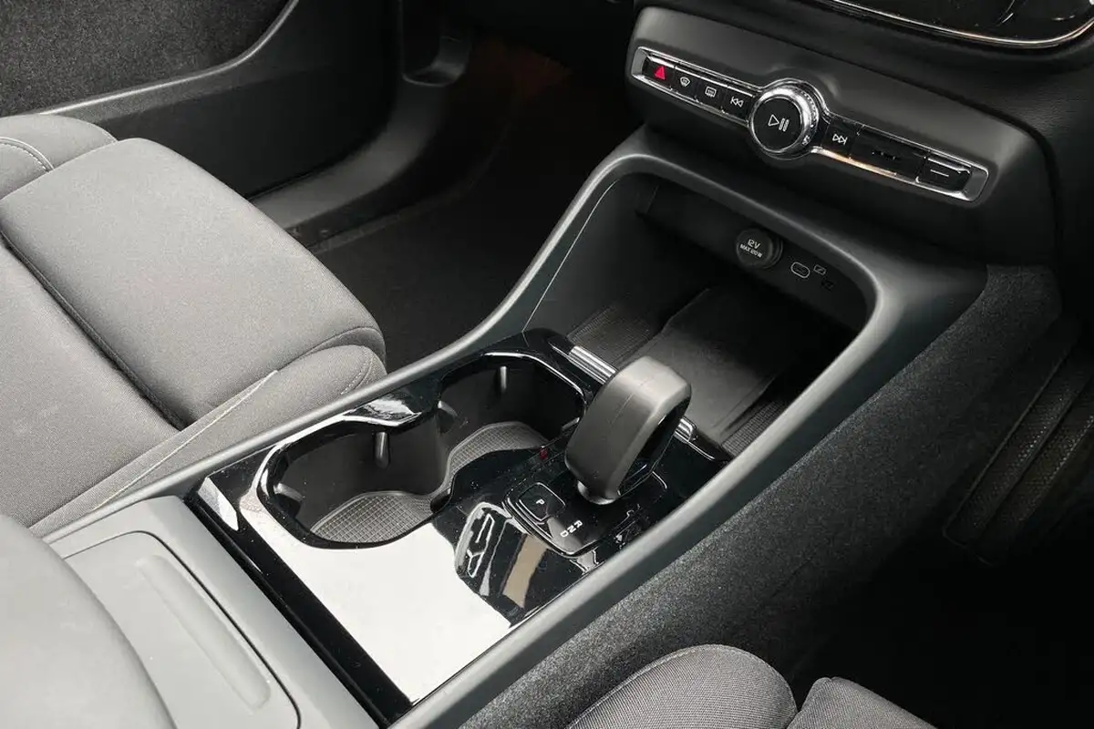 2023-volvo-xc40-e-twin-recharge-core-big-40