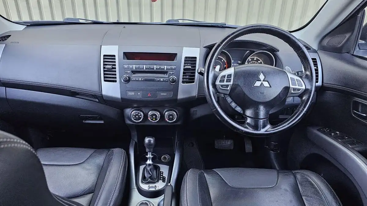 2013-mitsubishi-outlander-22td-gx3-big-19