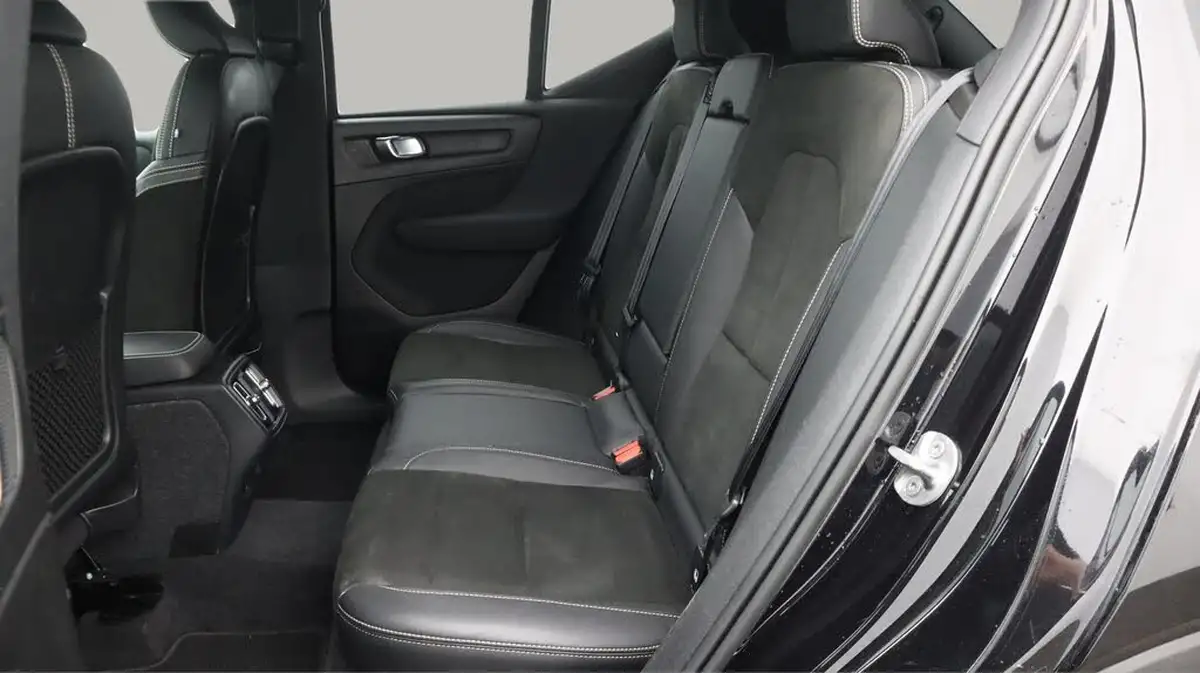 2022-volvo-xc40-20-b4-r-design-big-16