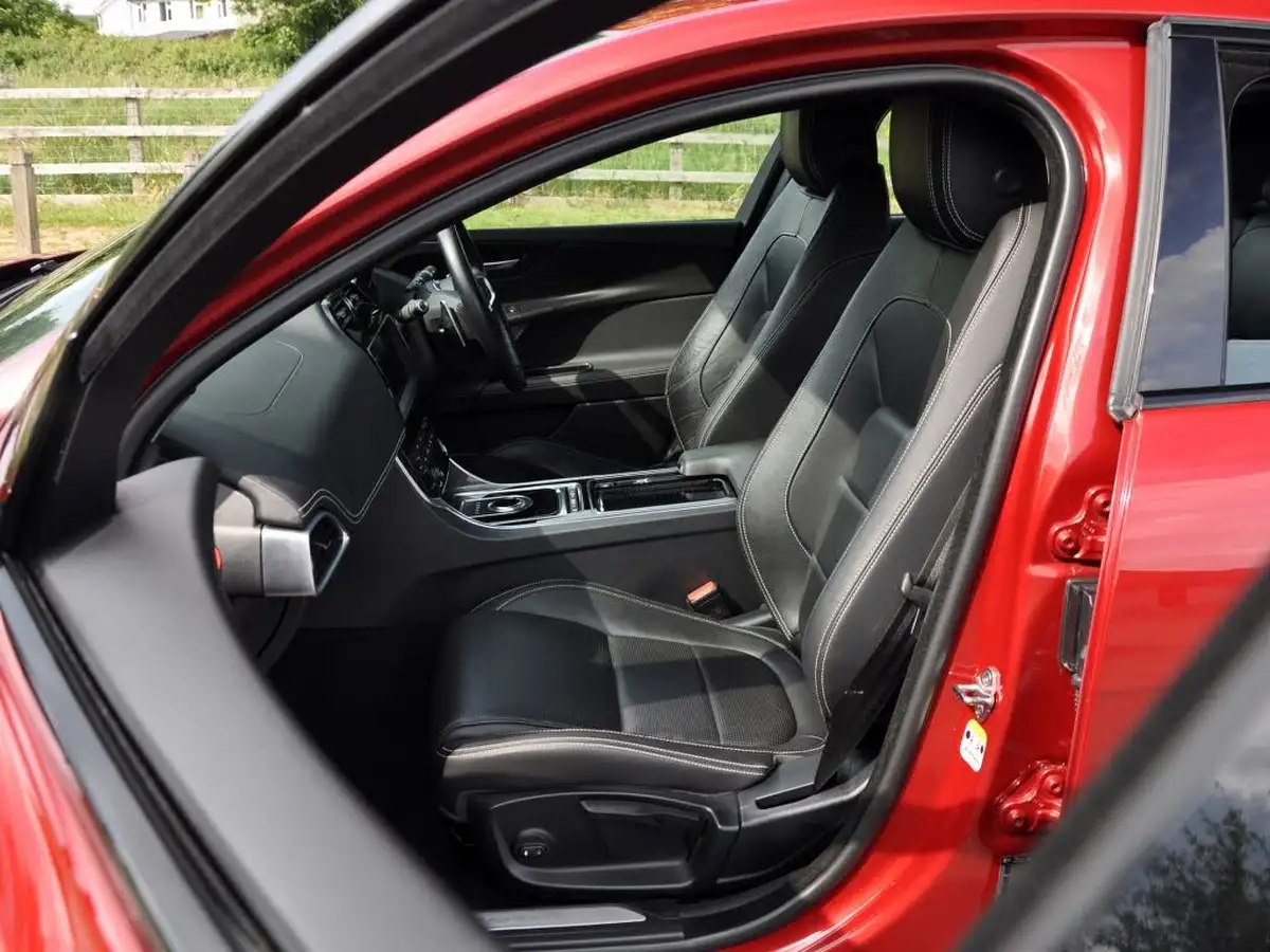 2018-jaguar-xe-20i-r-sport-200ps-1997cc-big-43