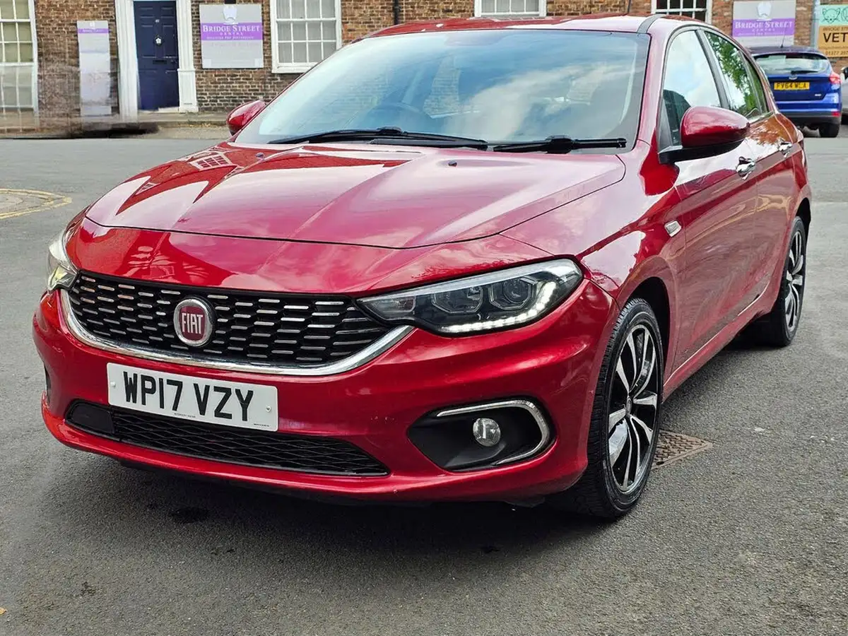 2017-fiat-tipo-14-lounge-hatchback-big-2