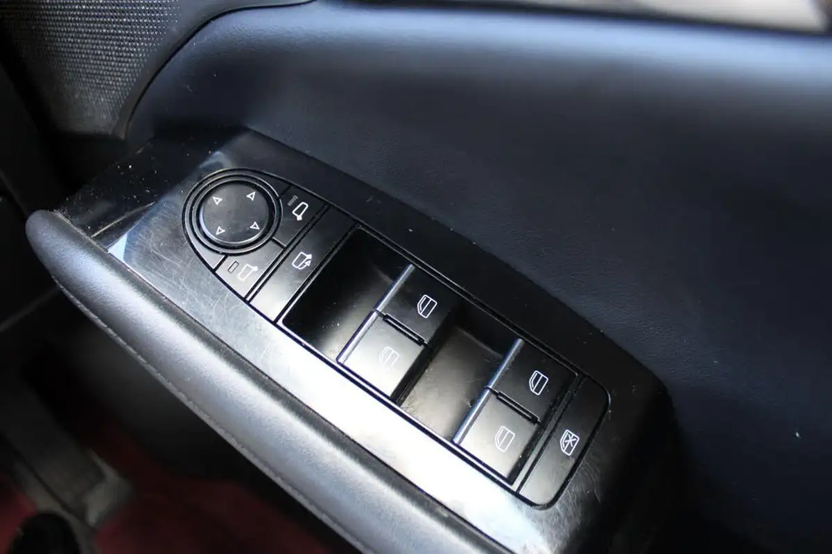 2021-mazda-mazda3-20-100th-anniversary-edition-big-32