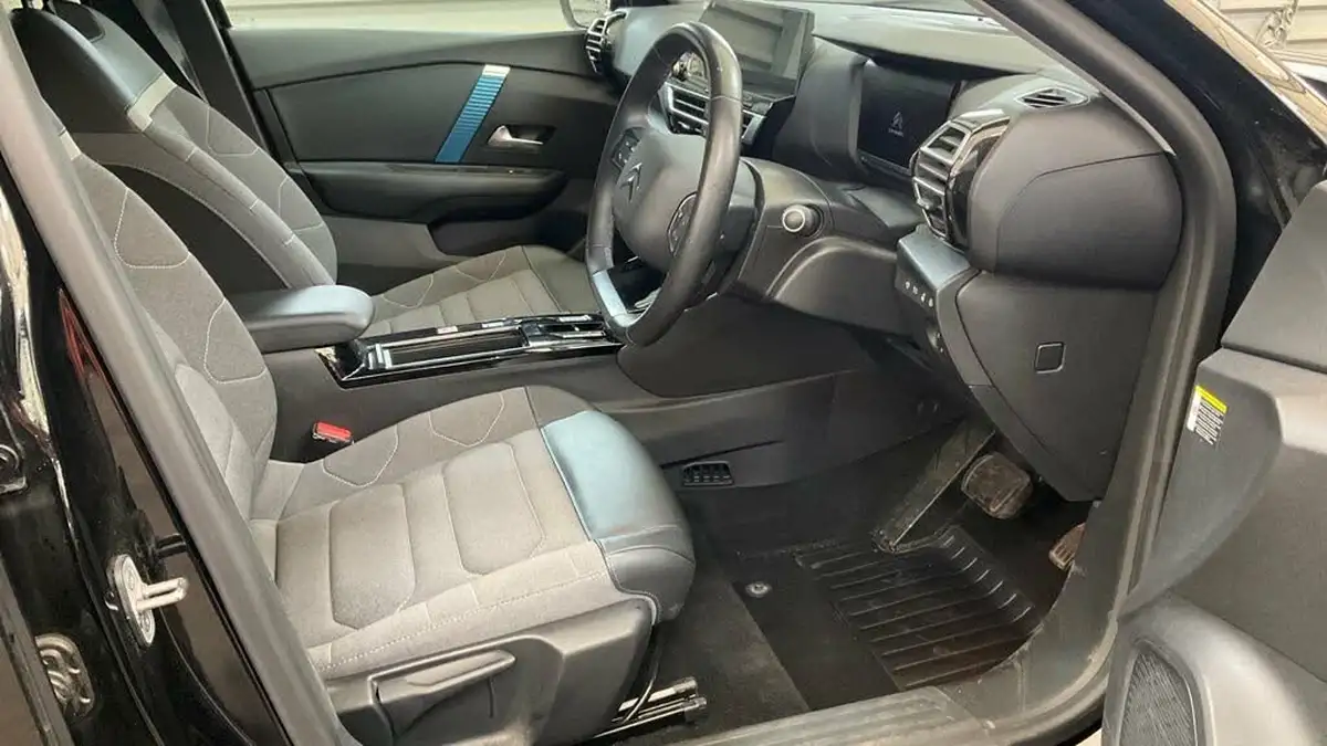 2022-citroen-c4-e-shine-big-2