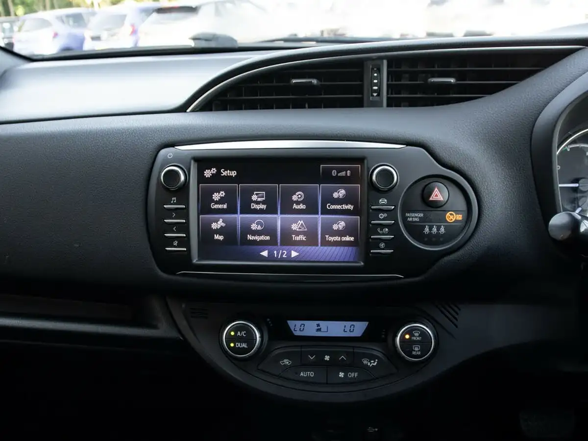 2018-toyota-yaris-15-vvt-i-grey-bi-tone-hybrid-big-23