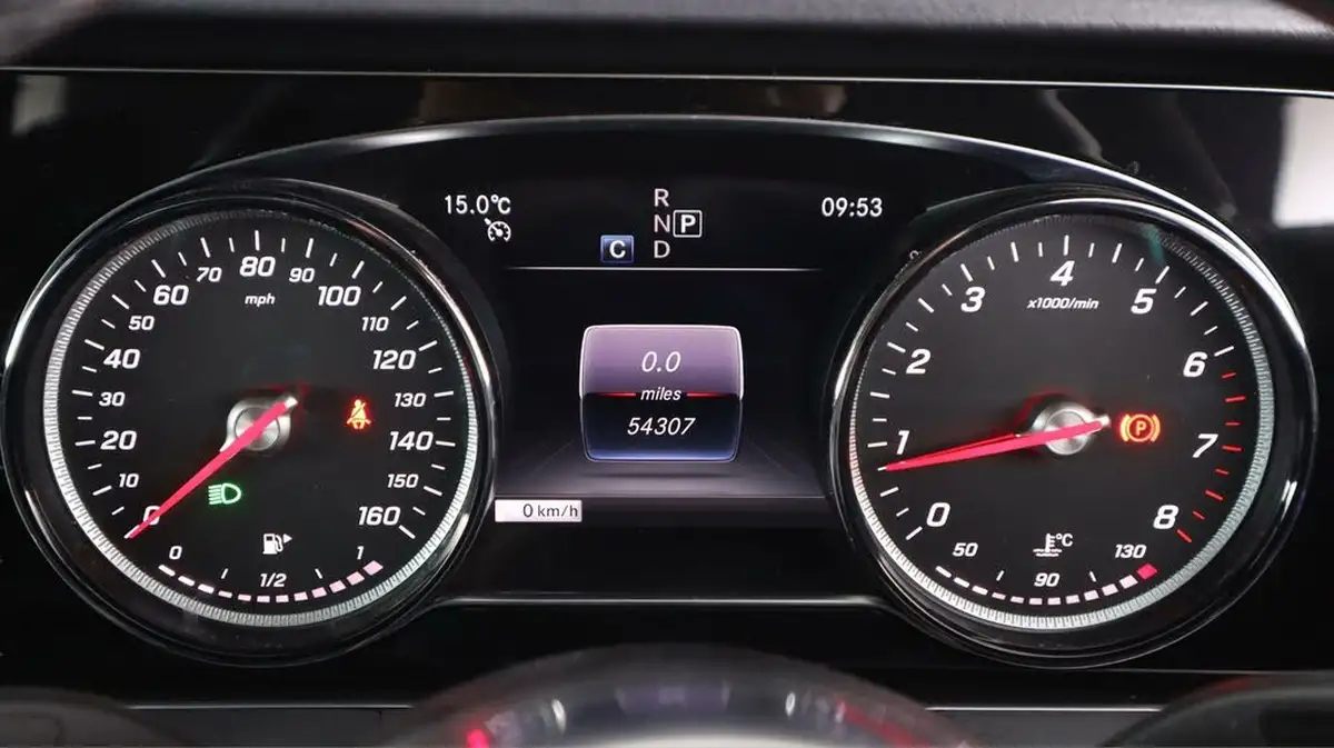 2019-mercedes-benz-e-class-20-e200-amg-line-saloon-4d-big-9