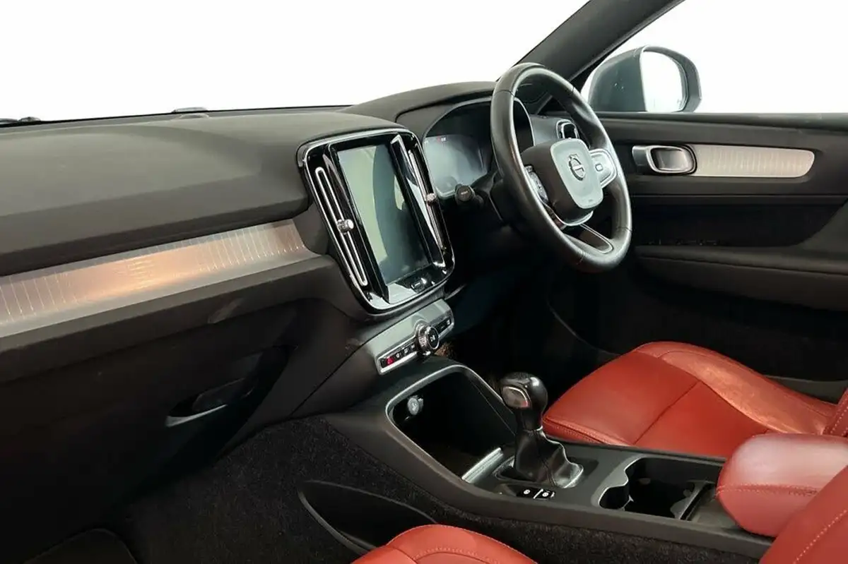 2019-volvo-xc40-20td-d3-momentum-big-10