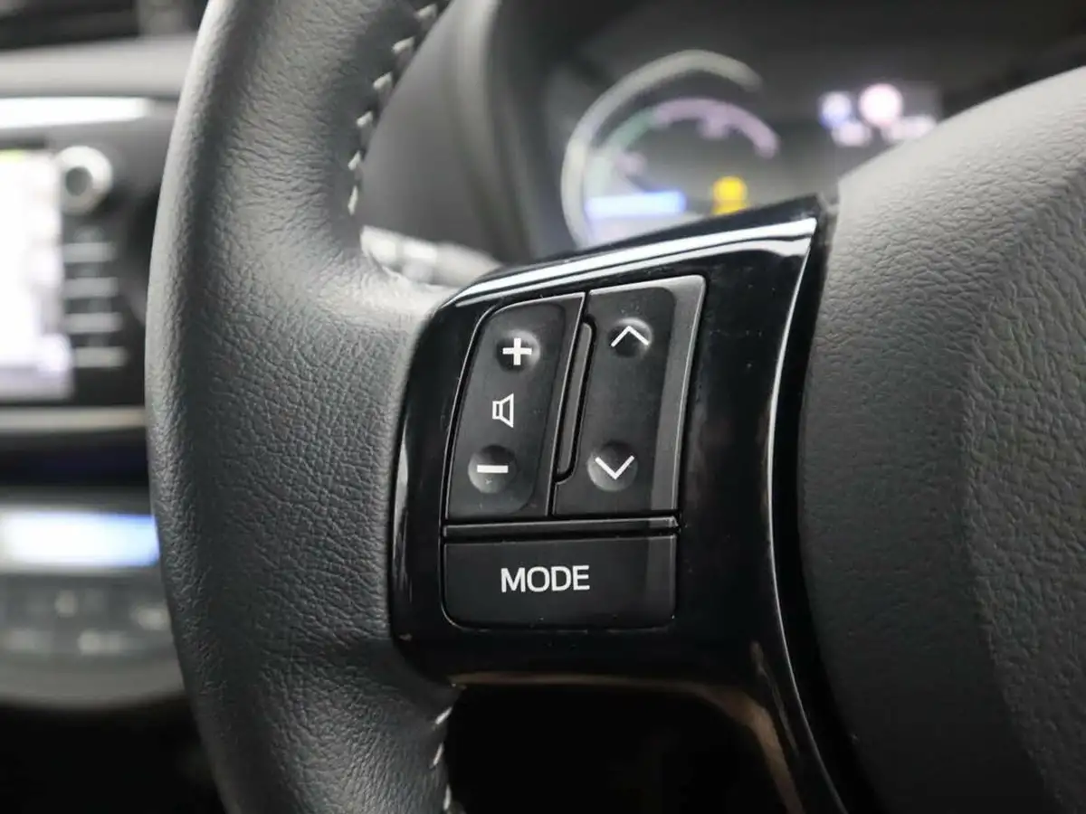 2018-toyota-yaris-15-vvt-i-excel-hybrid-15in-alloys-big-16