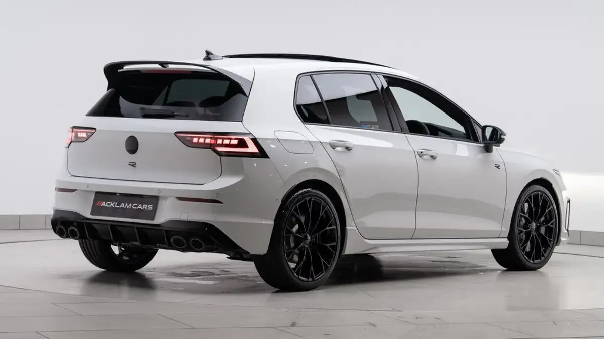 2025-volkswagen-golf-20-tsi-r-black-edition-big-5