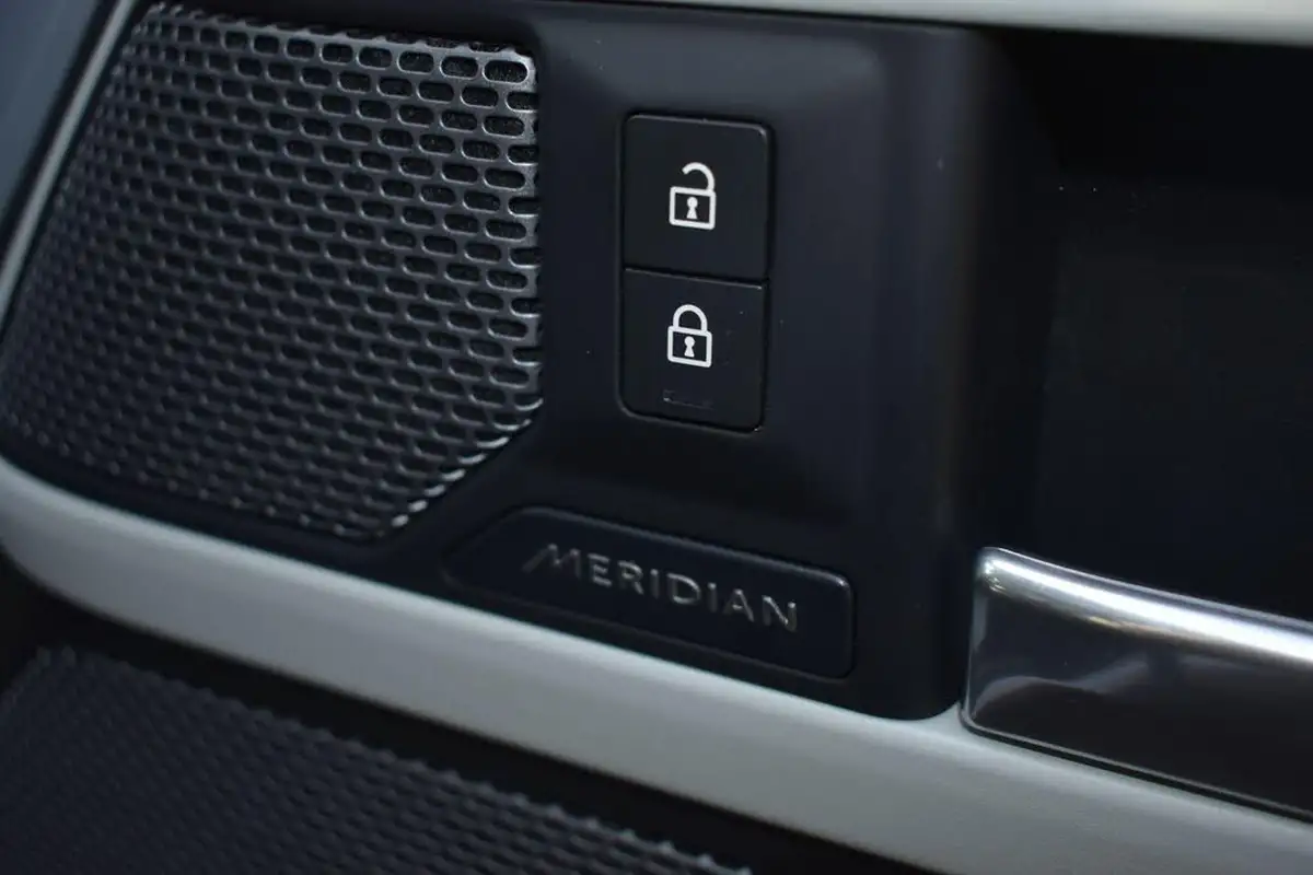 2021-land-rover-110-defender-30-d300-x-dynamic-se-big-32