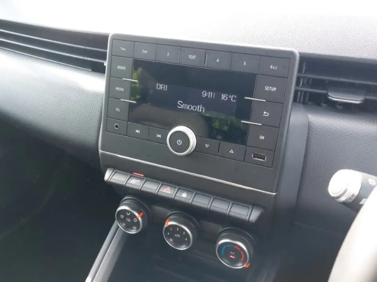 2021-renault-clio-10-sce-play-75bhp-big-16
