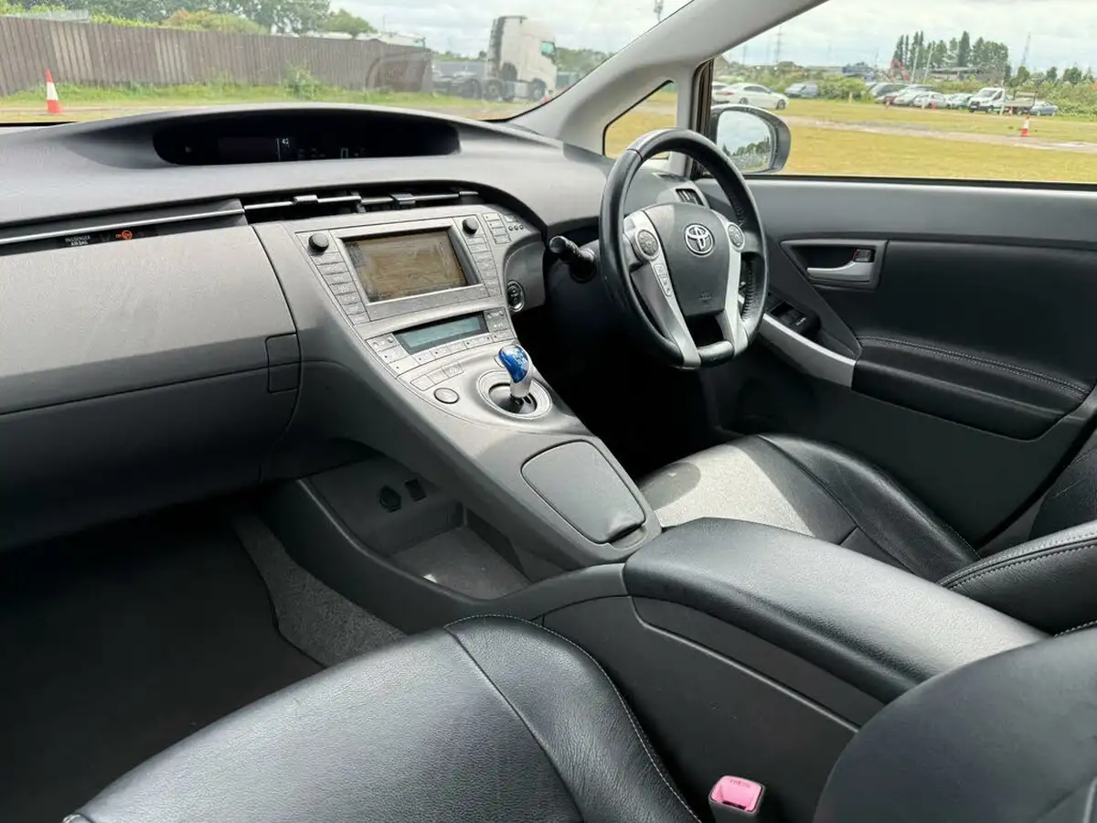 2011-toyota-prius-18-vvt-i-t-spirit-10th-anniversary-big-12