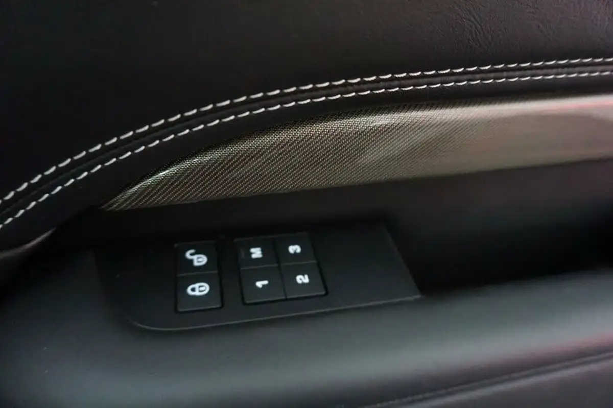 2019-land-rover-discovery-30-sd-v6-hse-luxury-big-26