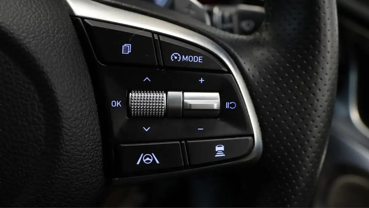 2022-genesis-g70-20-t-luxury-line-saloon-4d-big-25