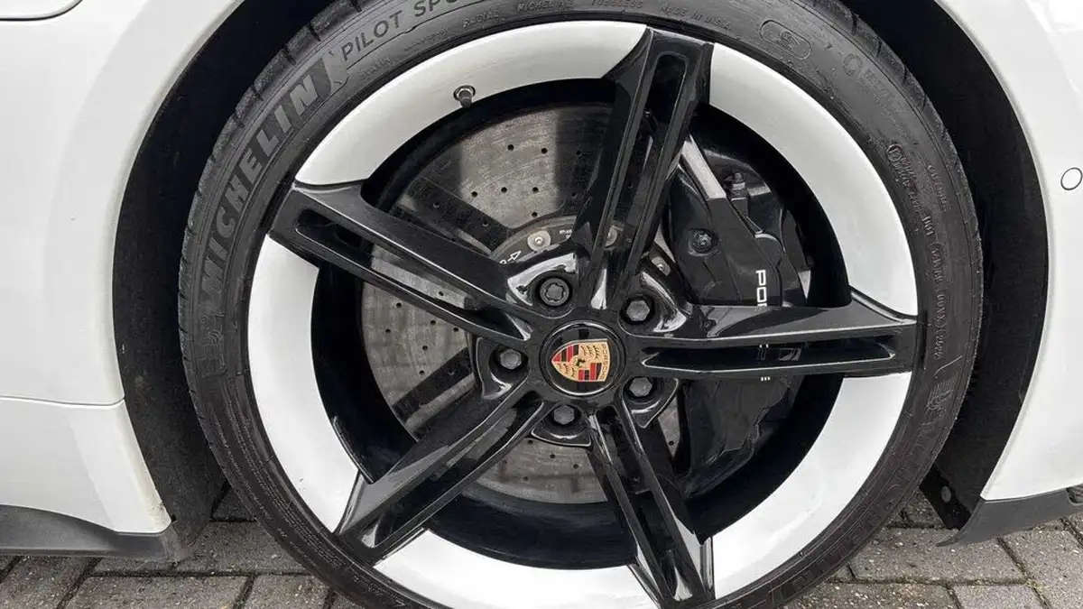 2020-porsche-taycan-e-turbo-s-big-4