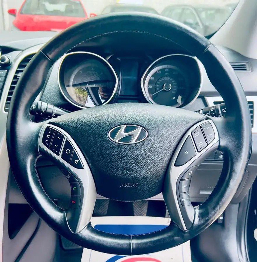 2017-hyundai-i30-16crdi-premium-136ps-blue-drive-tourer-big-24