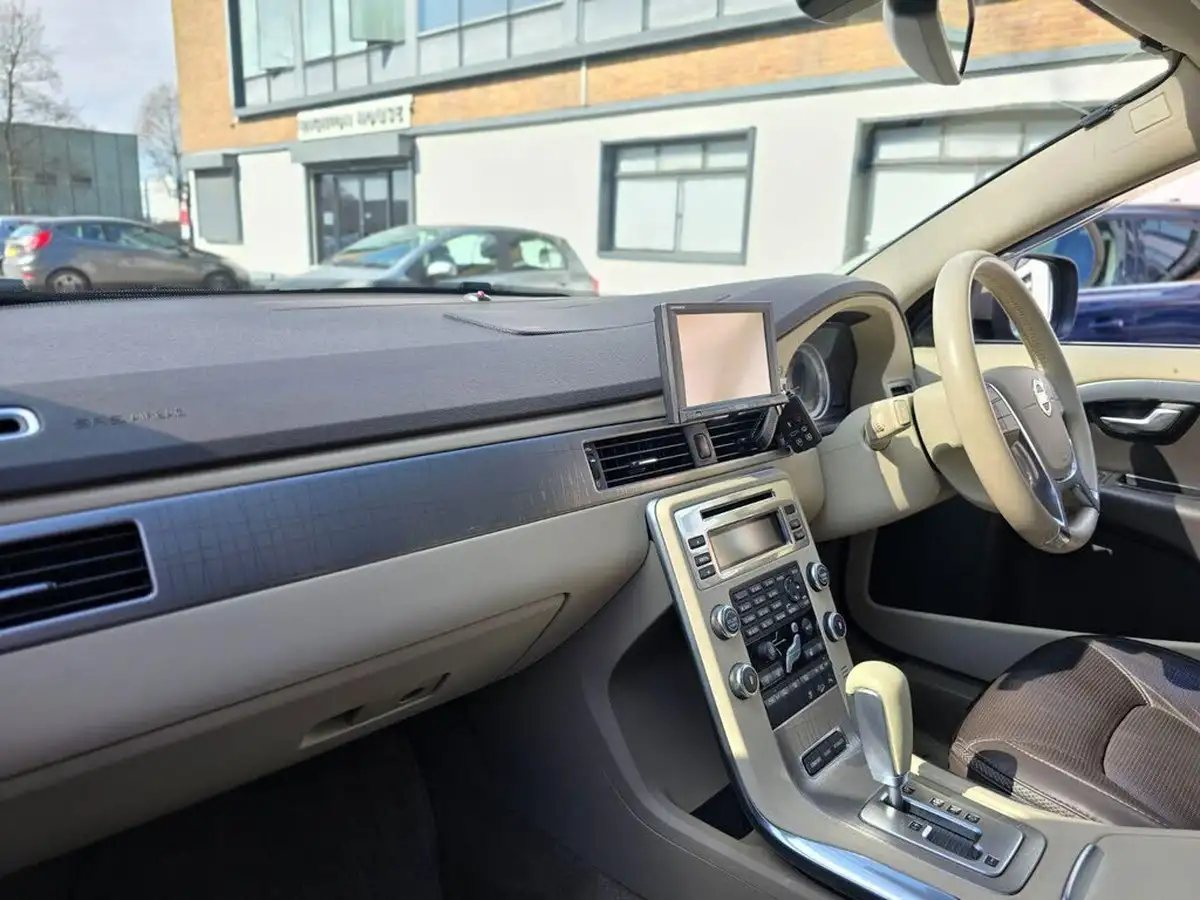 2011-volvo-xc70-30-t6-se-big-74