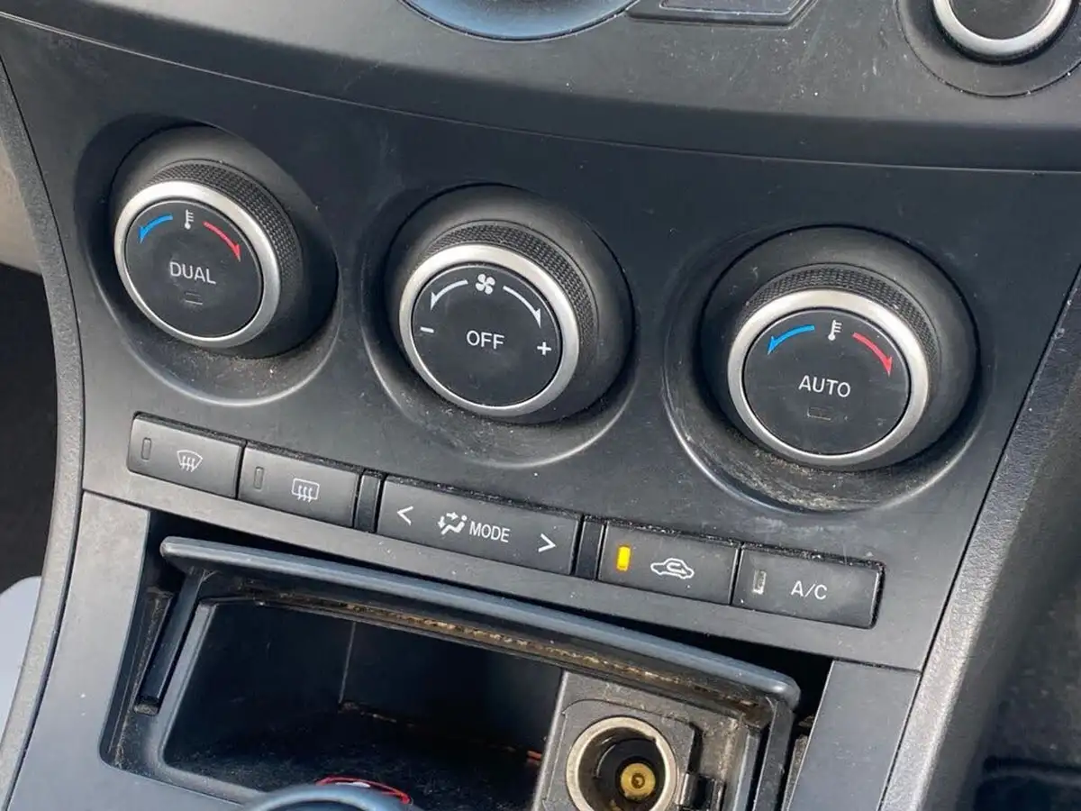2012-mazda-mazda3-16-tamura-big-36