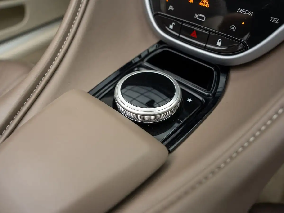 2018-aston-martin-db11-40-v8-big-33