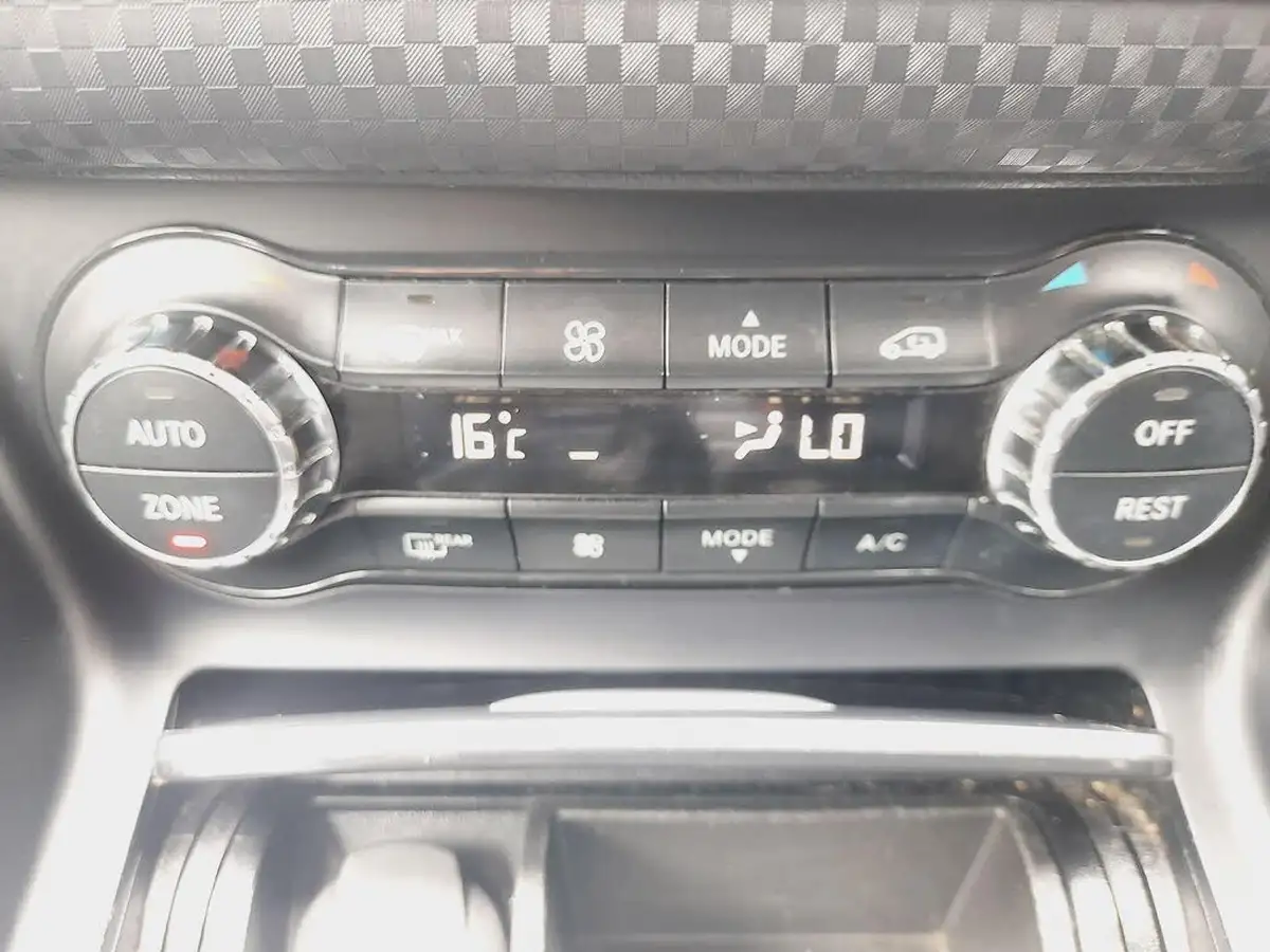 2017-mercedes-benz-a-class-15d-a180d-sport-executivess-big-21