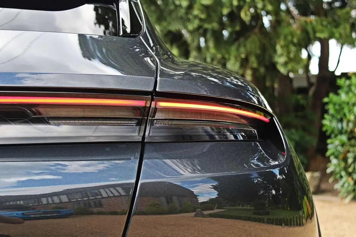 2023-porsche-taycan-e-4s-cross-turismo-big-5