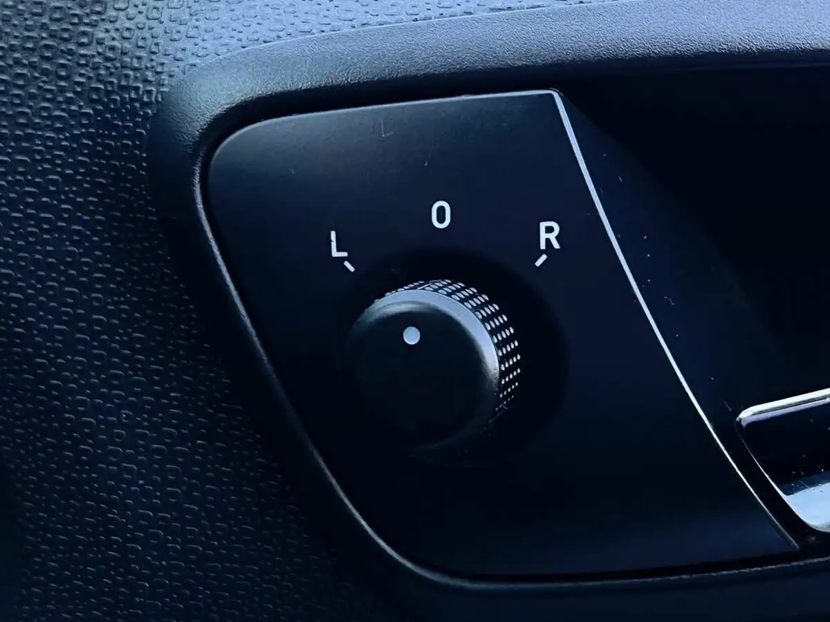 2015-seat-ibiza-14-toca-hatchback-5d-big-21