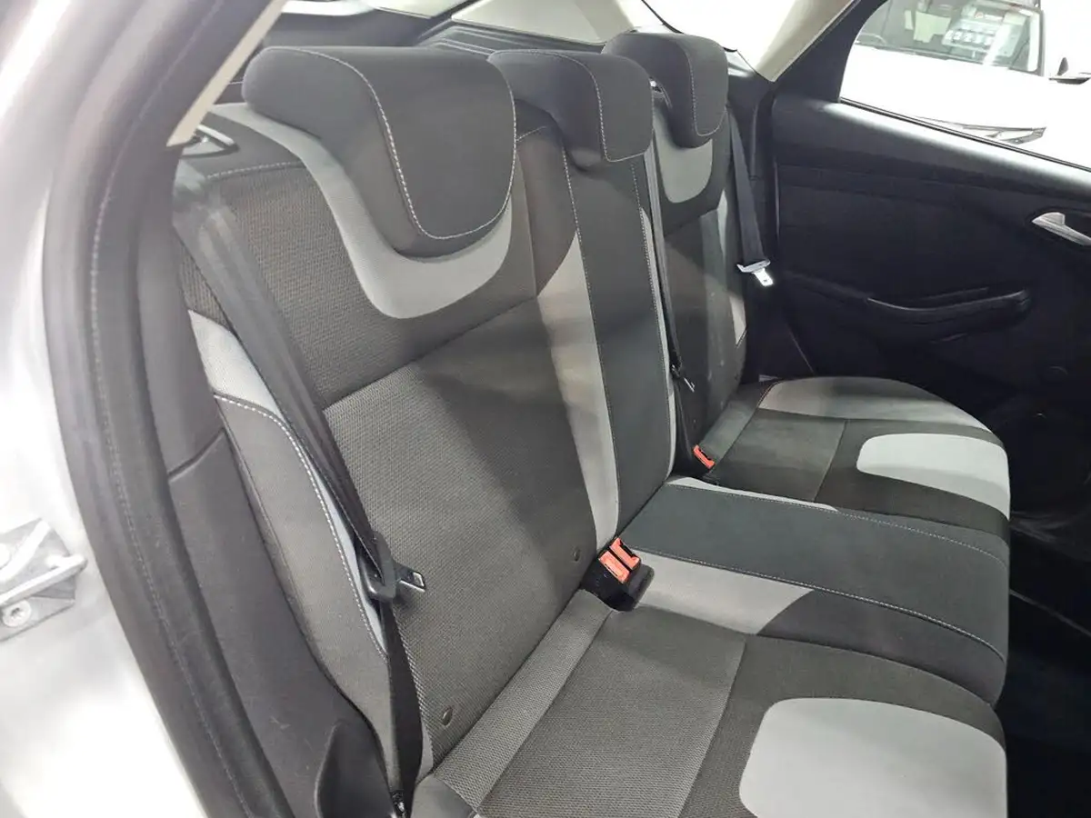 2012-ford-focus-10-zetec-100ps-hatchback-big-17